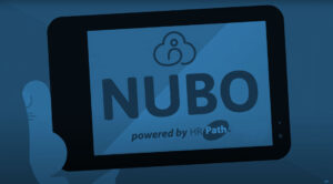 tablette tactile tenue par une main gauche qui affiche le logo de la solution NUBO, le prépackagé de SAP SuccessFactors, une solution SIRH clé en main de HR Path